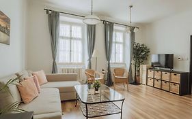 Central 3Bd Apartment Old Town Square & Astronomical Clock 100 Metres